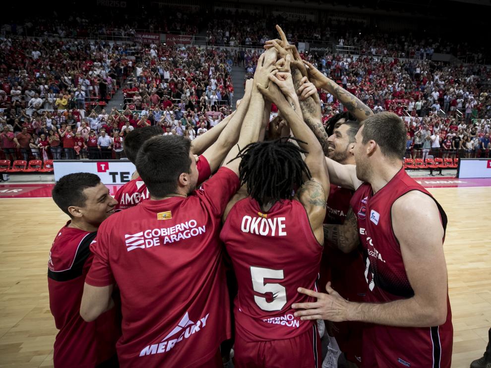 Los jugadores del Tecnyconta Zaragoza celebran el triunfo ante el Baskonia, en el segundo partido de la eliminatoria.