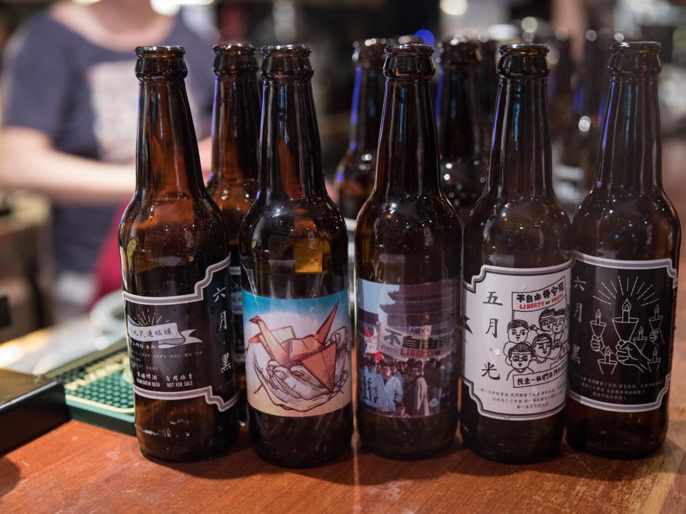 HONG KONG TIANANMEN BEER-01. Hong Kong (China), 01/06/2019.- Bottles of 'Tiananmen' beer from a local brewery are displayed on the bar table at Club 71 in Hong Kong, China, 01 June 2019 (issued 03 June 2019). The beer features some labels identical to slogans written buy the students during the 1989 Tiananmen Square protest. The proceeds of the beer sale go to the Tiananmen Mothers, a group of Chinese democracy activists promoting a change in Beijing' s position over the suppression of the Tiananmen Square protests of 1989. On 04 June thousands of people in Hong Kong will join the annual candlelit vigil commemorating the 1989 Tiananmen Square protest crackdown. (Protestas, Estados Unidos) EFE/EPA/JEROME FAVRE Tianamen beer at a Hong Kong bar