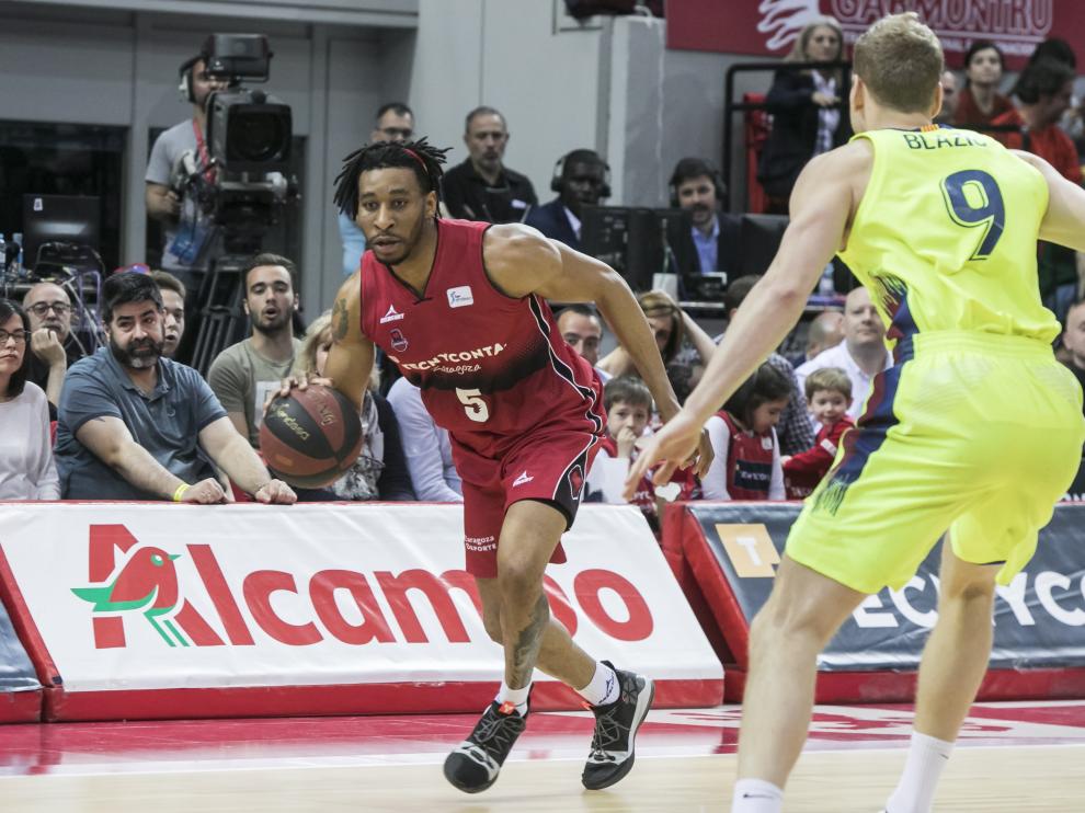 Stan Okoye es defendido por Jaka Blazic.