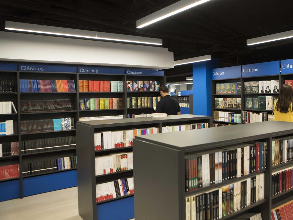 La librería más antigua de Zaragoza se ha mudado a la plaza de Aragón.