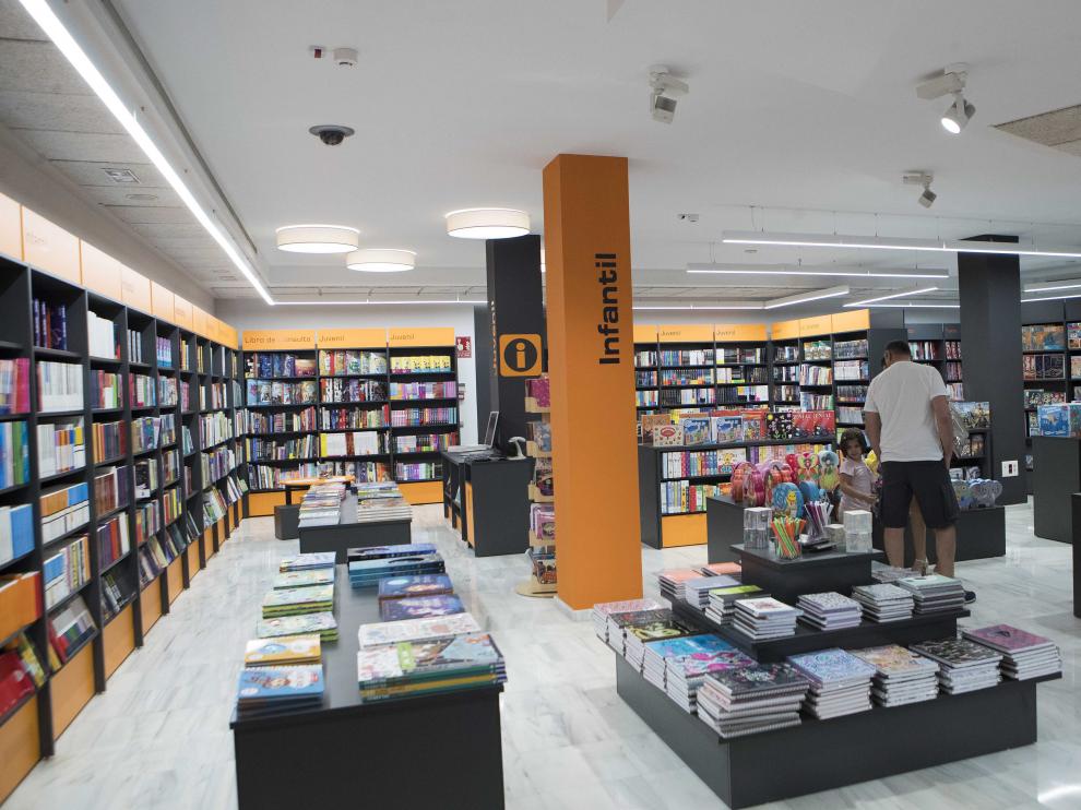 La librería más antigua de Zaragoza se ha mudado a la plaza de Aragón.