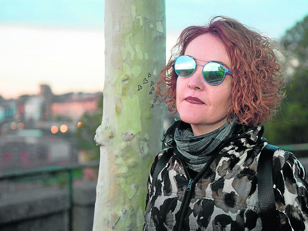 Mari Carmen Torres y, al fondo, el casco histórico de la ciudad de Teruel.
