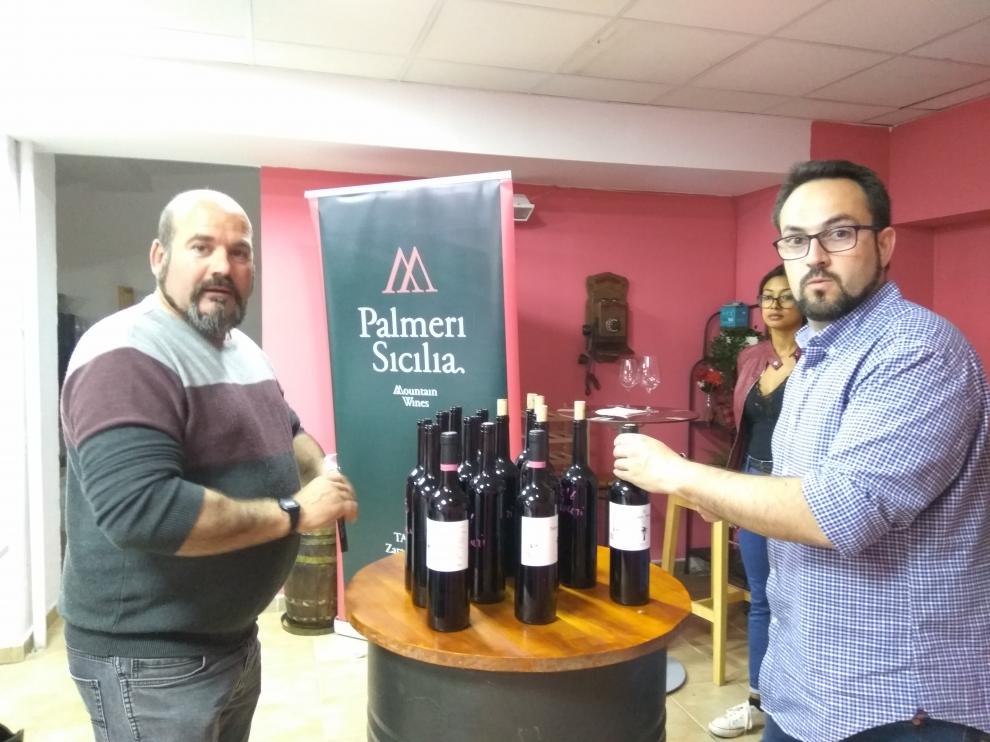 Jesús David Cuartero y Santiago Abel Angulo, en la cata vertical que tuvo lugar en La Alacena de Aragón.