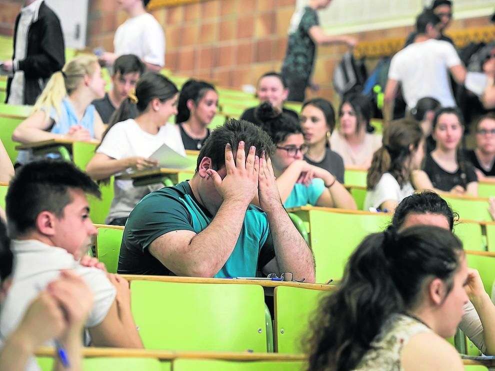 Los estudiantes, en el aula, con nervios minutos antes de empezar las pruebas.