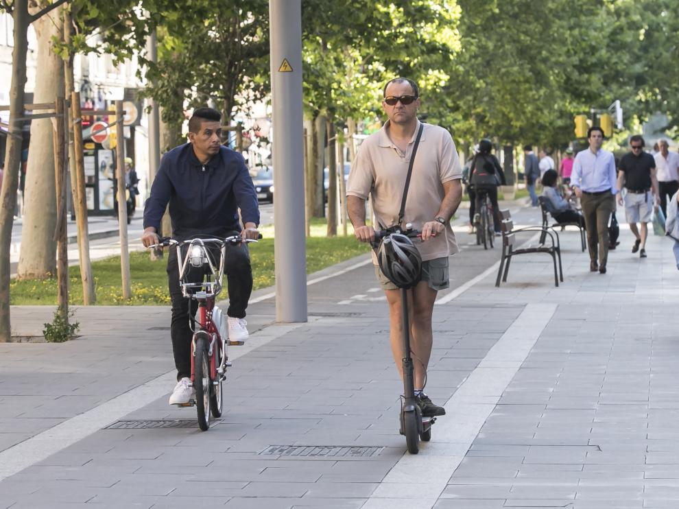 Usuario de patinete por la Gran Vía.