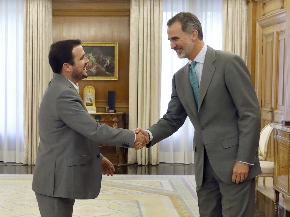 El coordinador federal de IU, Alberto Garzón y Felipe VI.