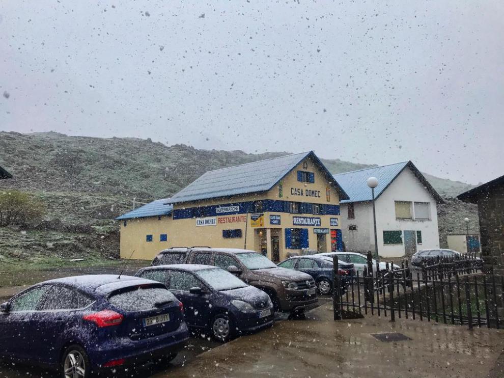 En la frontera del Portalet han caído copos de nieve este mediodía.