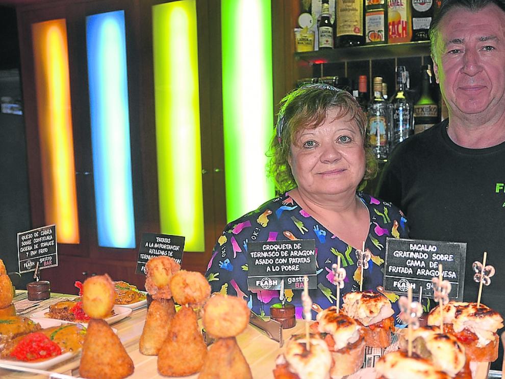 María Jesús Callén y Andrés Quílez, en la bien surtida barra del Flash, en Alagón.