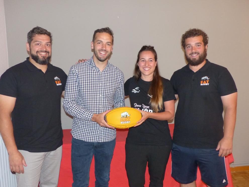 El concejal Gonzalo Palacín, con organizadores de esta cita con el 'fat rugby'.