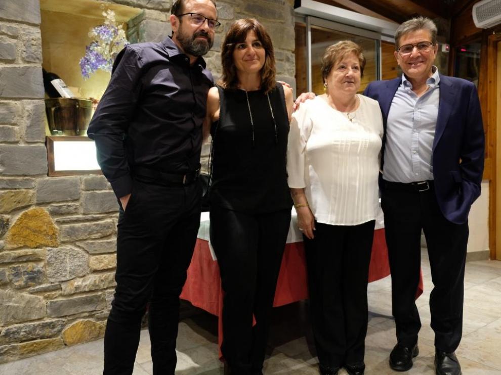 De izquierda a derecha: el actor Patxi Freytez, la madre de Martí Vigo, Rosita y José María Ciria.