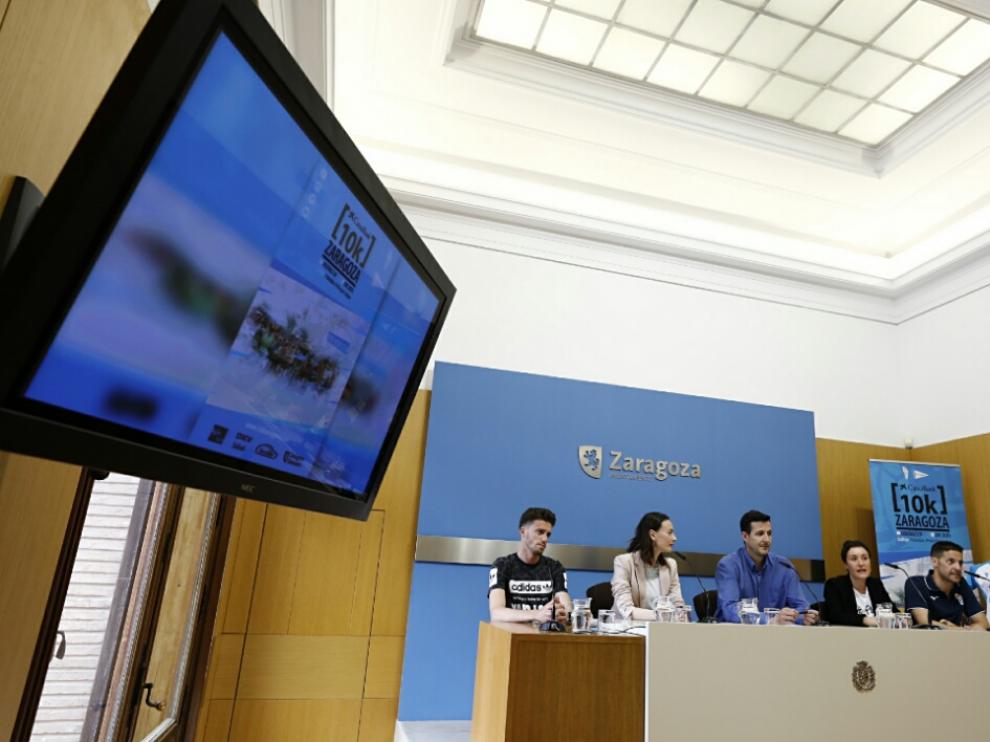 Presentación de la XIV 'CaixaBank 10K Zaragoza' en el Ayuntamiento de la capital aragonesa.
