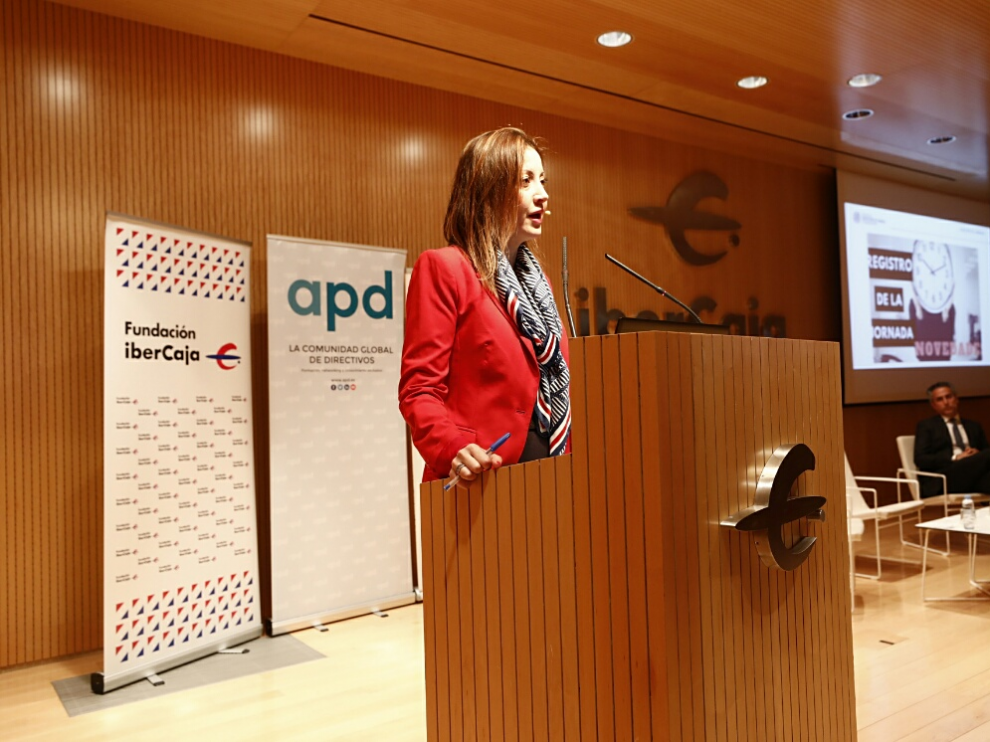 La inspectora de Trabajo Ana Ercoreca de la Cruz, en la jornada de APD celebrada hoy en Ibercaja, en colaboración con Deloitte