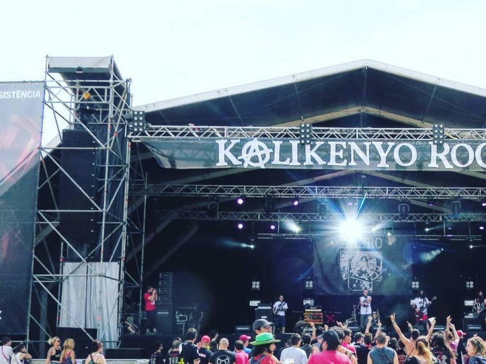Imagen de un concierto del grupo de rock turolense Azero.