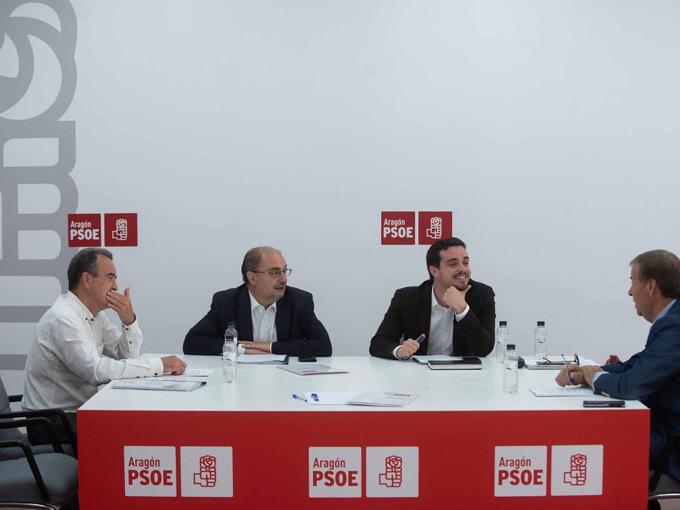 Javier Lambán, segundo por la izquierda, ha acudido este jueves a la reunión de la comisión negociadora del PSOE-Aragón.