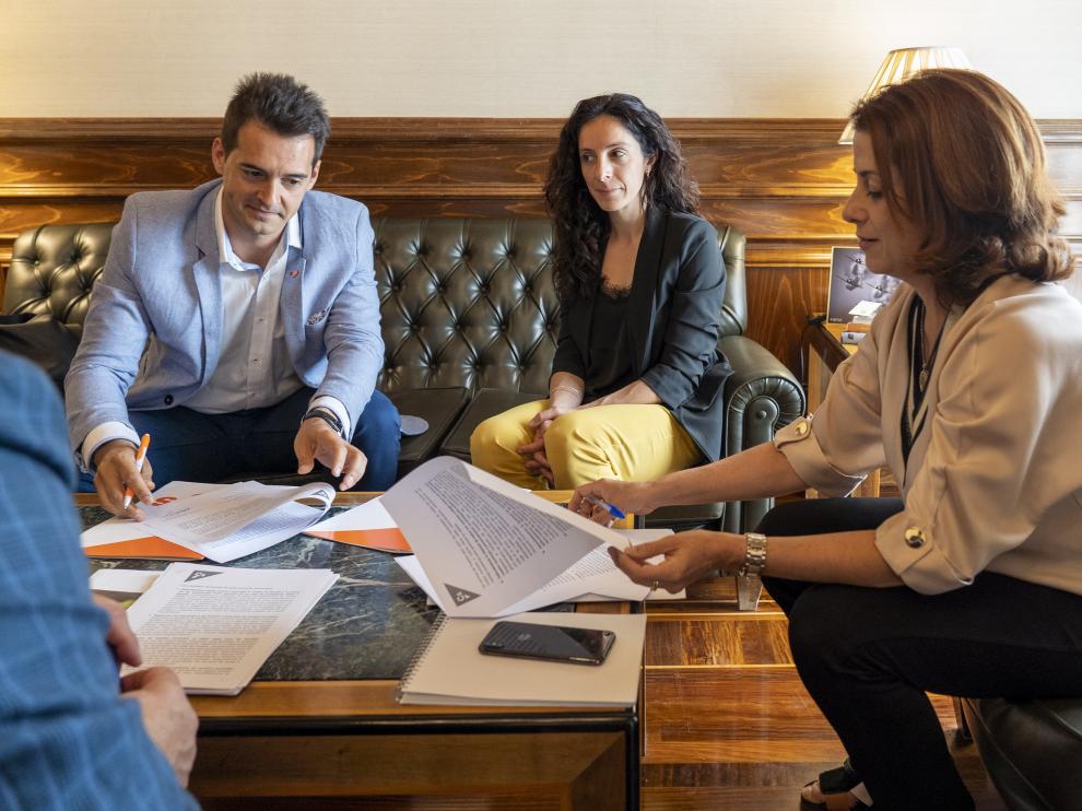 Emma Buj, del PP, y Ramón Fuertes, de Ciudadanos, firman el decálogo de medidas generales propuesto por los naranjas.