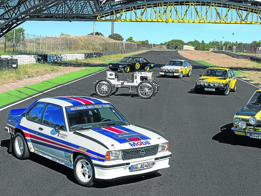 En primer plano, el Ascona B 400 delante del Opel 1903 y el Opel Record ‘Viuda negra’, junto a los diferentes Kadett.