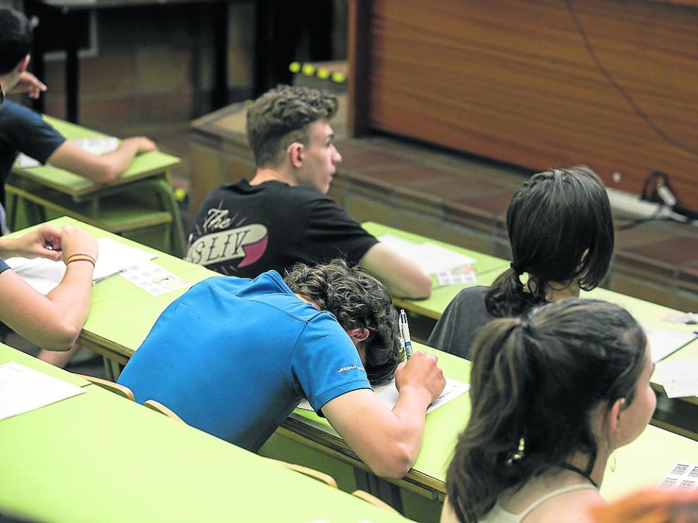Un alumno espera con nervios el inicio del examen de la Evau. Este jueves finalizan las pruebas.
