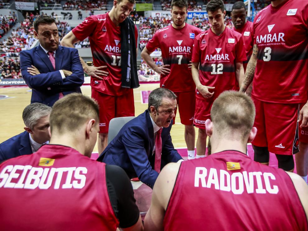 Porfirio Fisac, entrenador del Tecnyconta, durante un tiempo muerto en el partido ante el Baskonia.