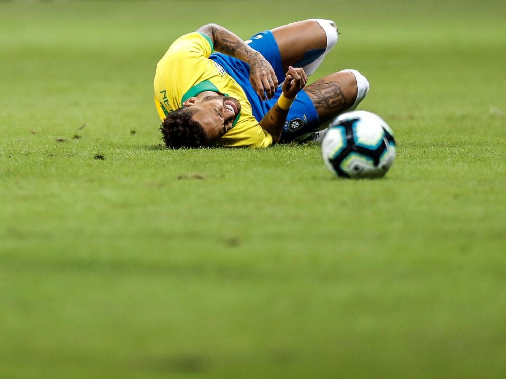 Neymar en el suelo durante el partido