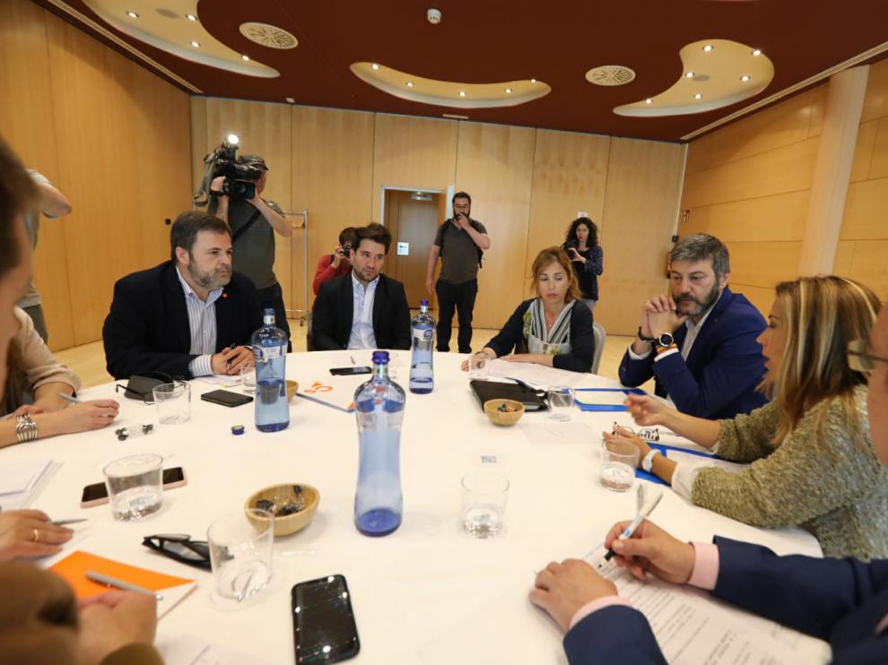Los representantes de PP y Ciudadanos en la mesa de negociación.