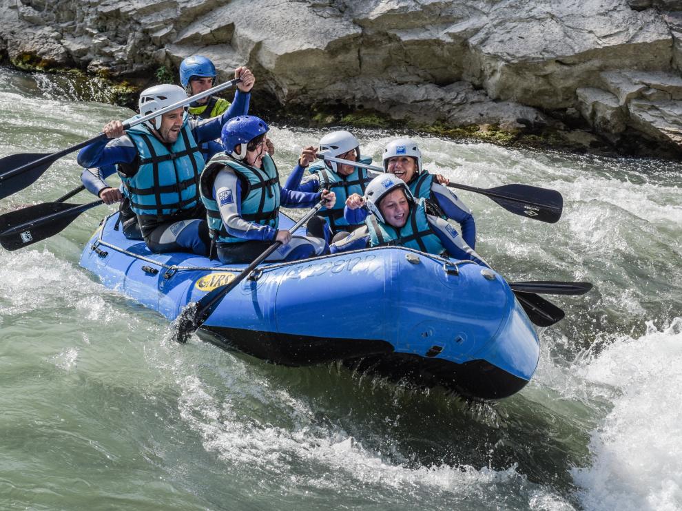 El descenso en rafting ofrece emoción y altas dosis de adrenalina, y su estabilidad lo hace apto para el público más familiar.
