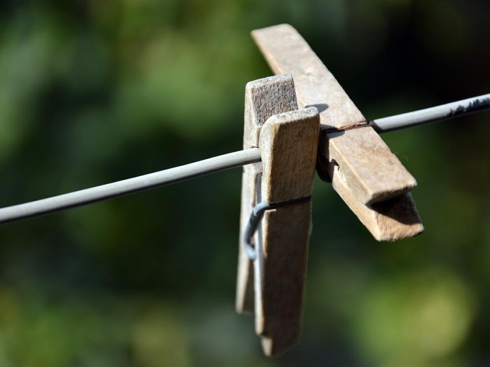 El acusado entró en el balcón donde se hallaba el tendero y se apoderó en cada uno de los tres días de un tanguita perteneciente a la hija de la propietaria.