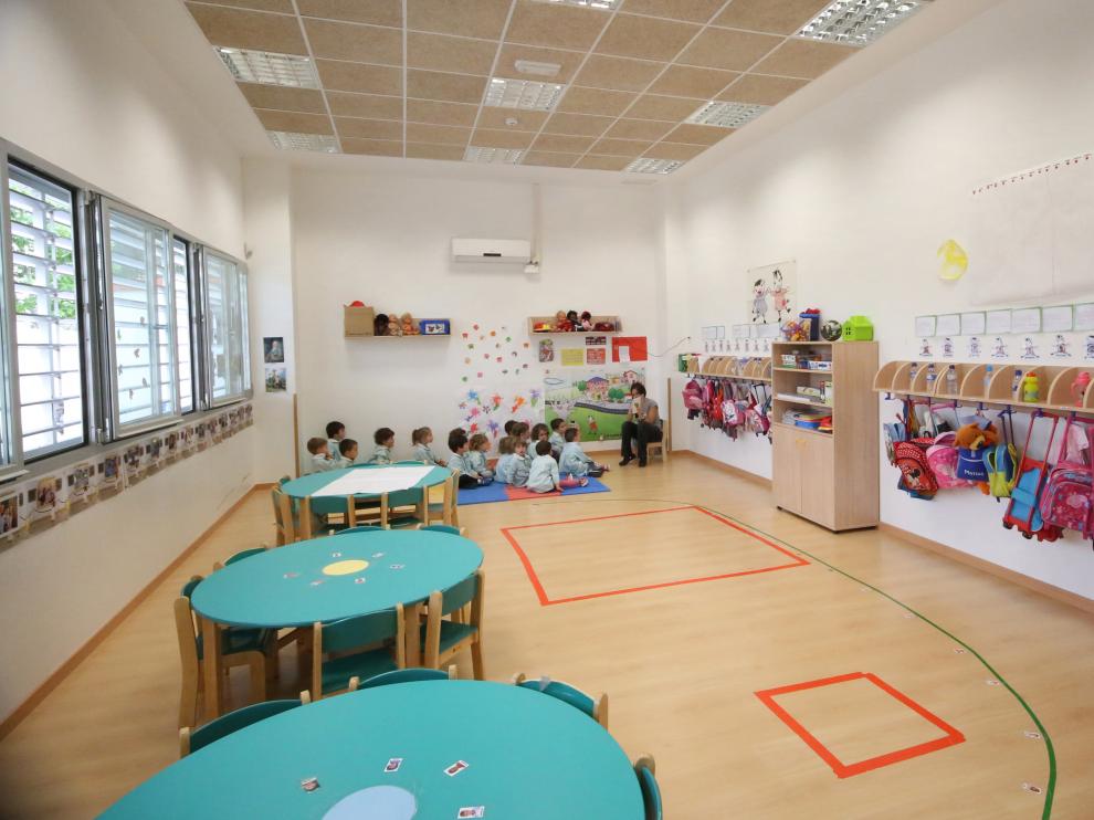 Varios niños asisten a una de las clases de la escuela infantil Las Hablillas de Cuarte.