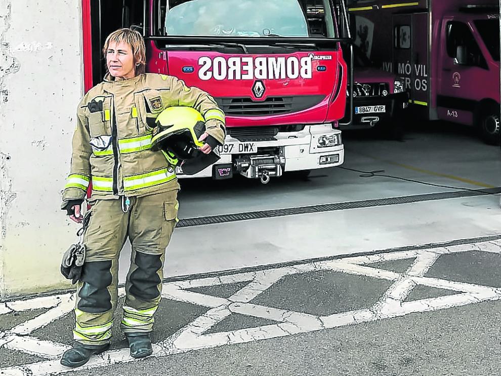 Ujue Sarraseca, una de las pocas bomberas en la plantilla de Zaragoza, a las puertas del Parque 1.