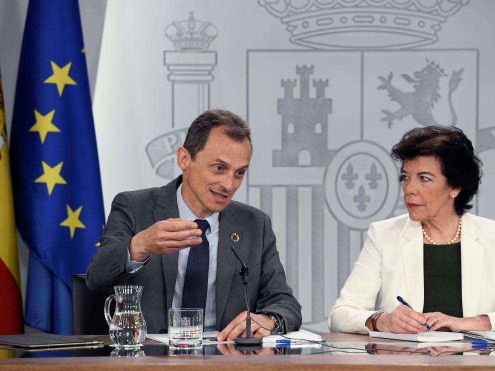 Isabel Celaá, junto a Pedro Duque, en la rueda de prensa posterior al Consejo de Ministros.
