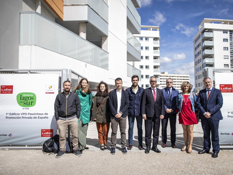 Los participantes en el proyecto ante el primer edificio de VPO que consigue la certificación Passivhaus en Aragón, concretamente en Arcorsur.