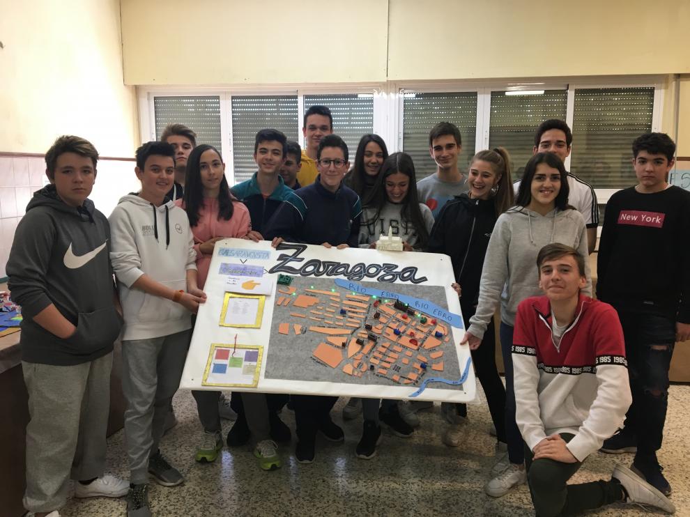 Los alumnos muestran la maqueta de rutas para conocer la ciudad