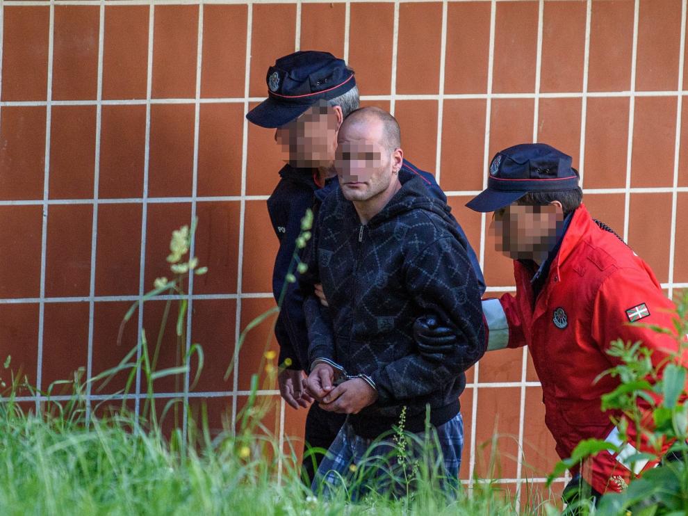 El detenido por la muerte de la pareja de su madre en Galdákano abandona el lugar del crimen tras la inspección policial