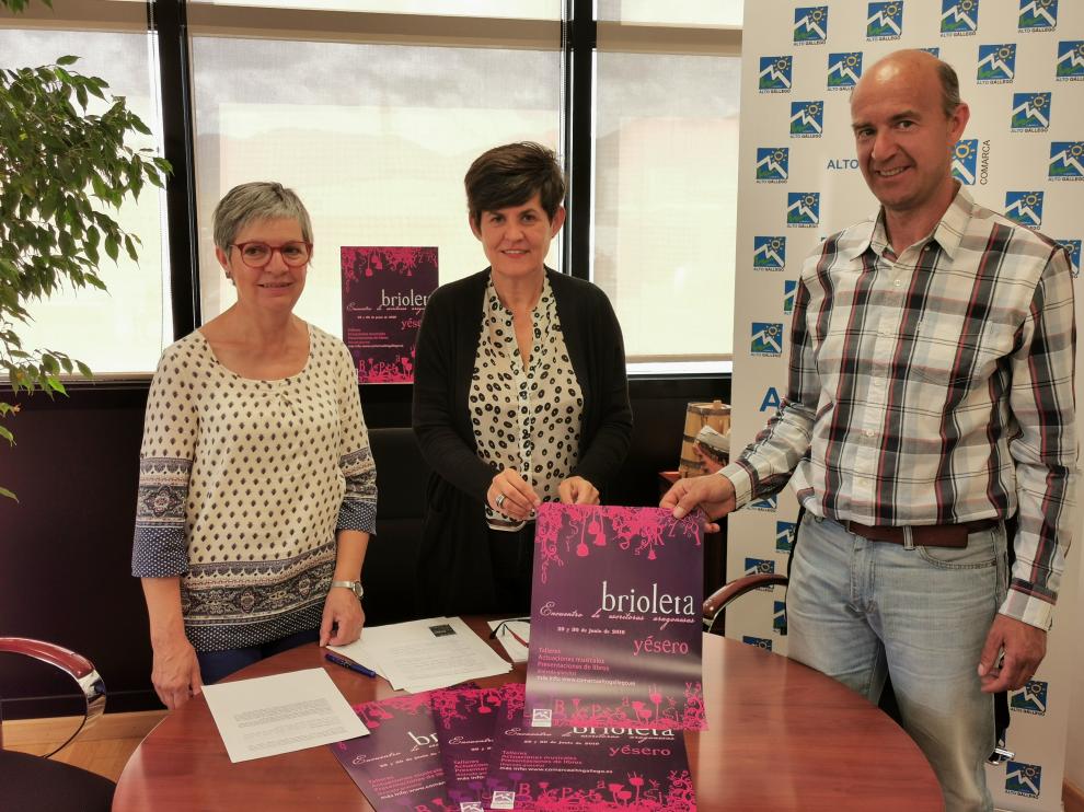 En la foto María Jesús Acín, Lourdes Arruebo y Javier Campo.