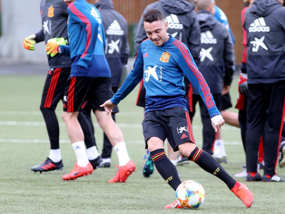 Los jugadores de la selección española de fútbol participan en un entrenamiento este jueves en Torshavn (Islas Feroe). España enfrentará a Islas Faroe como parte de la clasificación para la Eurocopa 2020 este 7 de junio de 2019.