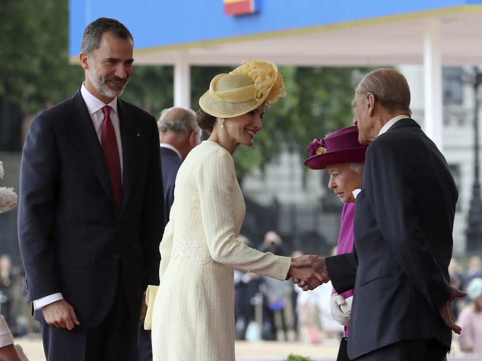 Los Reyes de España saludan a Isabel II y al duque de Edimburgo, en una imagen de archivo.