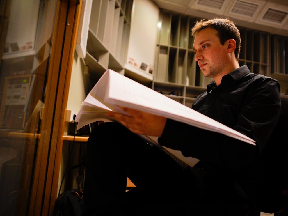 Néstor Romero, compositor aragonés, estudiando una partitura.