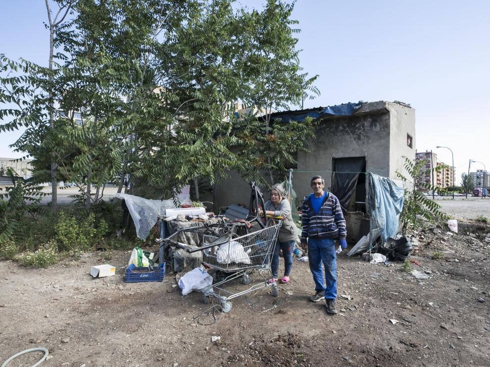 Paulina y su marido junto a su vivienda en la avenida de Cataluña