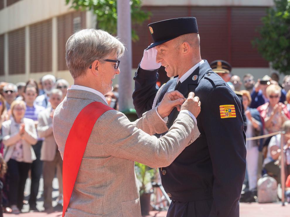 Pedro Santisteve entrega una medalla a un agente en la celebración del día de la Policía Local.