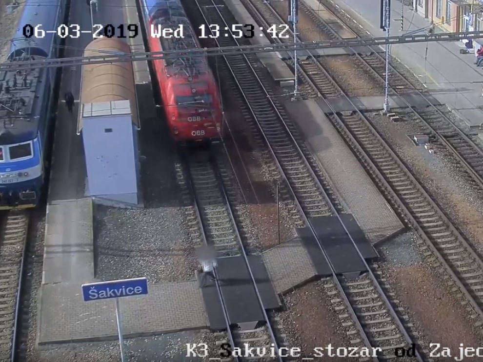 Una imagen del vídeo, momentos antes de que el tren golpee a la mujer.