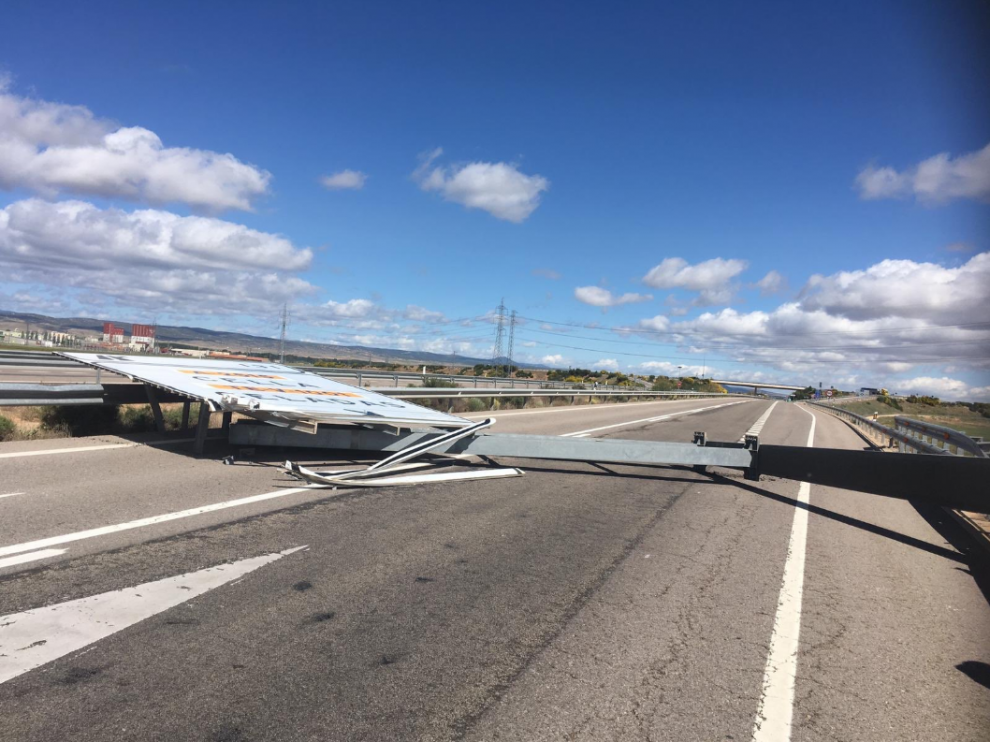 El cartel indicador caído en la A-23 en Cella.