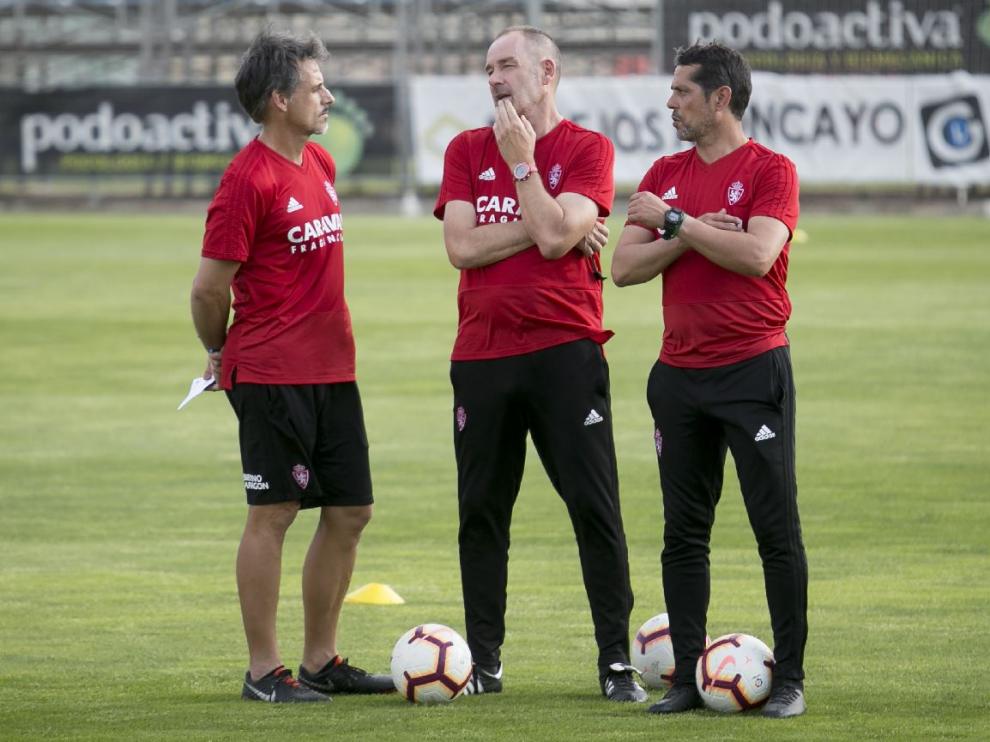 Víctor Fernández, flanqueado por Roberto Cabellud y José Luis R. Loreto, su cuerpo técnico.