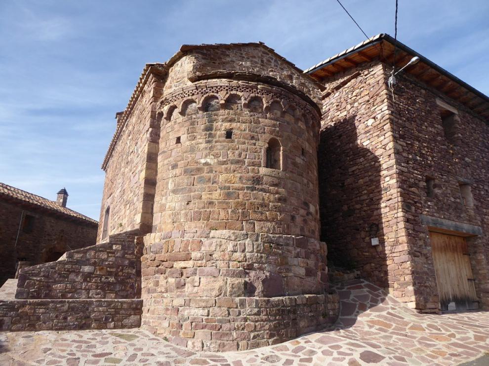 Los vecinos de Villarrué han solicitado que su iglesia de San Esteban salga de la lista roja del patrimonio.
