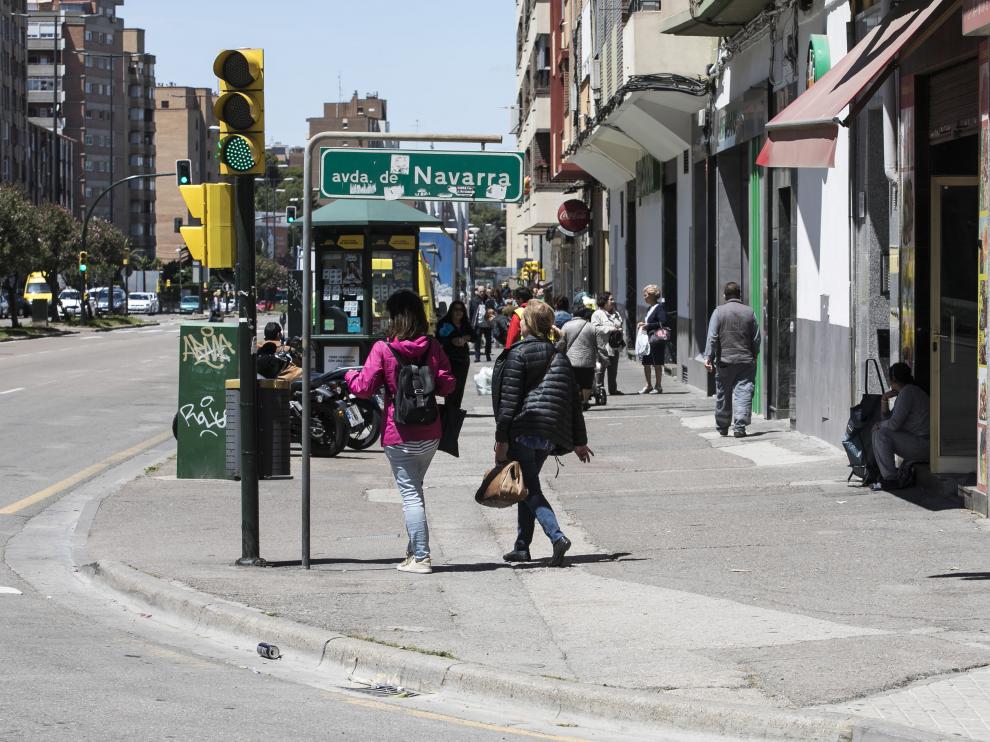 Los vecinos reclaman la reforma de las aceras de la avenida de Navarra