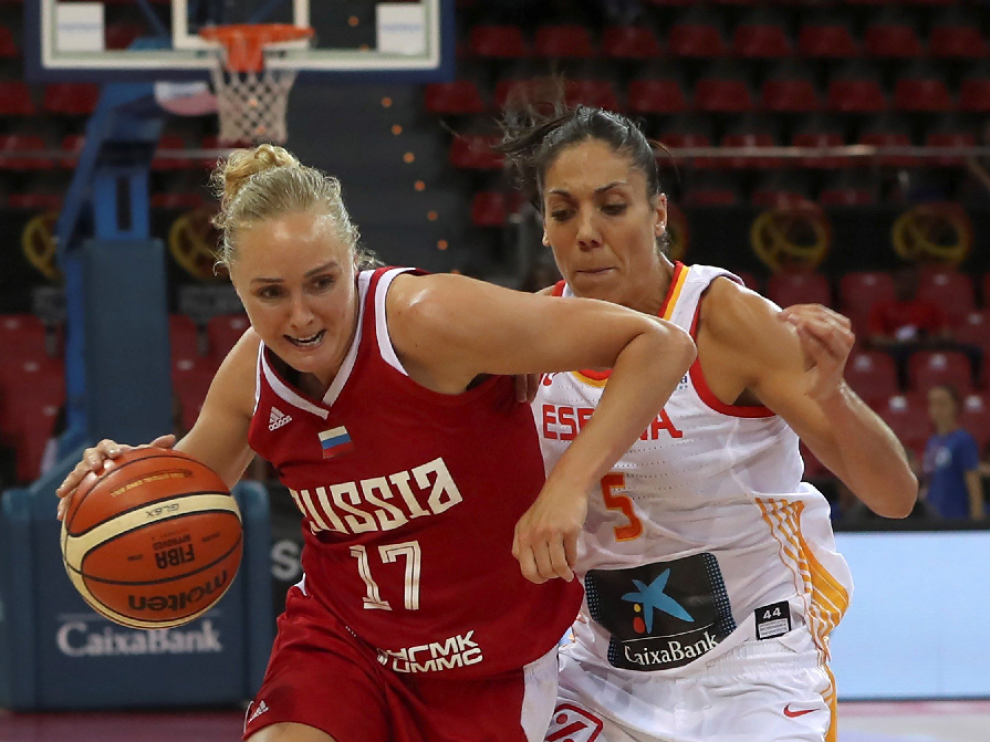 La jugadora de Rusia, Elena Beglova (i), intenta superar la defensa de la española, Cristina Ouviña