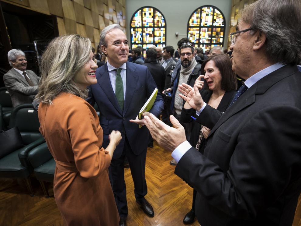 Los candidatos a la alcaldía de Zaragoza, Pilar Alegría, Jorge Azcón y Sara Fernánez, junto a Carlos Pérez, en el salón de plenos.