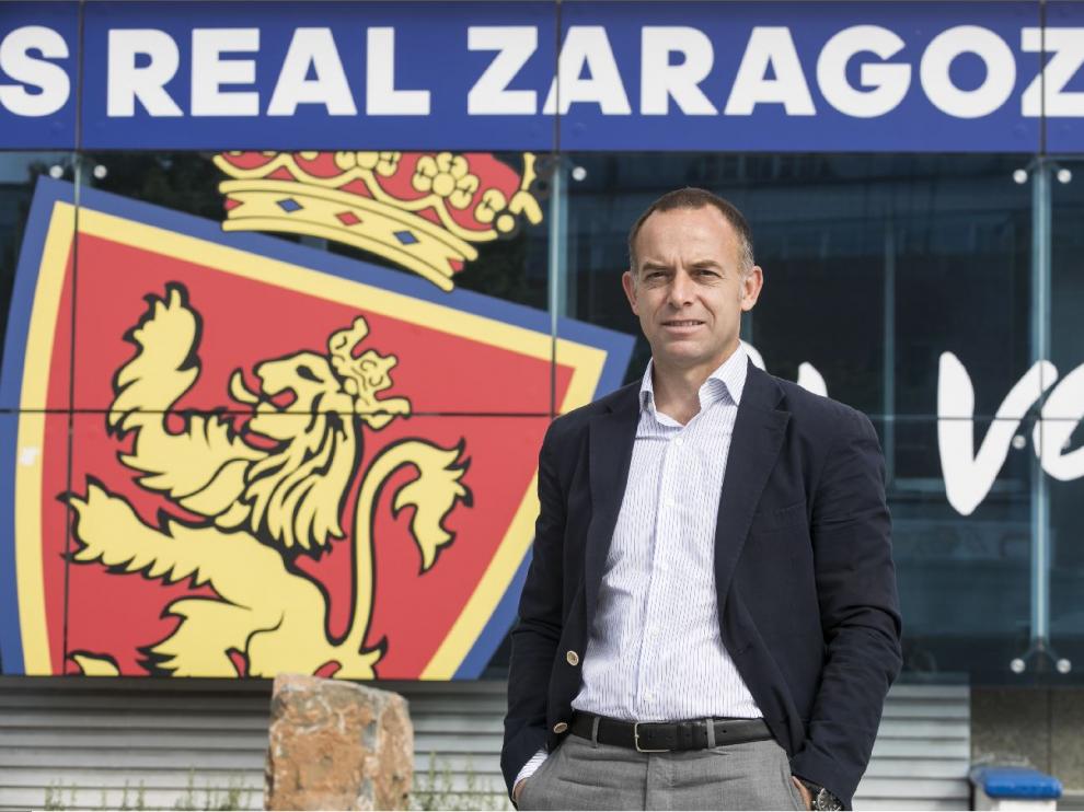 El presidente del Real Zaragoza, Christian Lapetra, en la puerta de la sede del club en La Romareda.