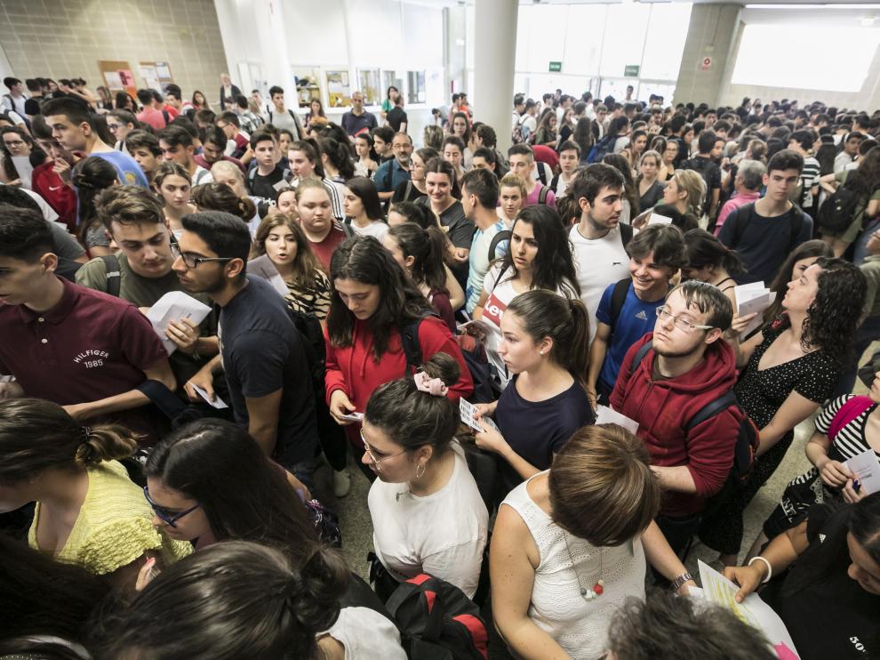 Jóvenes aragoneses esperan a entrar en el aula para hacer el primer examen de la Evau.