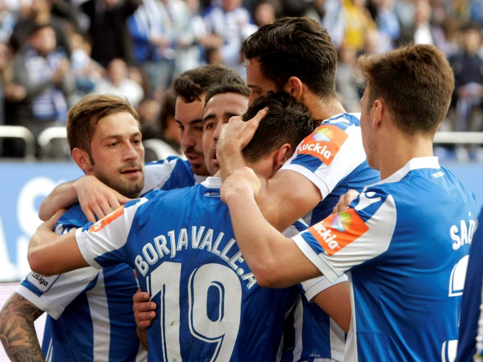 Los jugadores del Deportivo de la Coruña celebran el primer gol del equipo gallego durante el encuentro correspondiente a la última jornada de segunda división