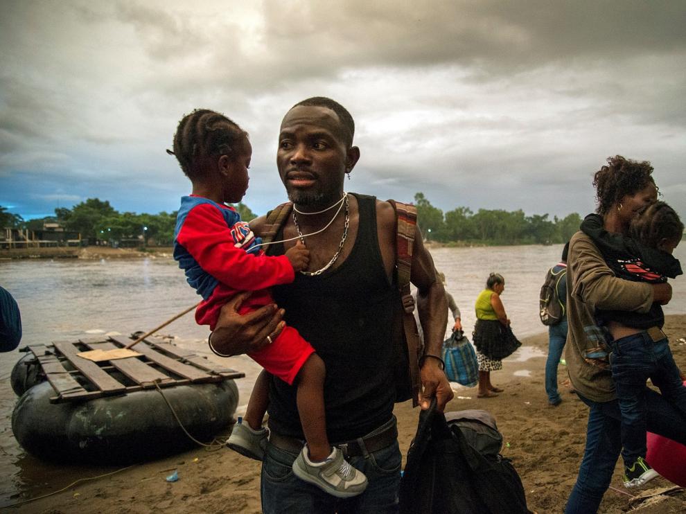Migrantes africanos llegan a territorio mexicano por el río Suchiate, entre México y Guatemala.