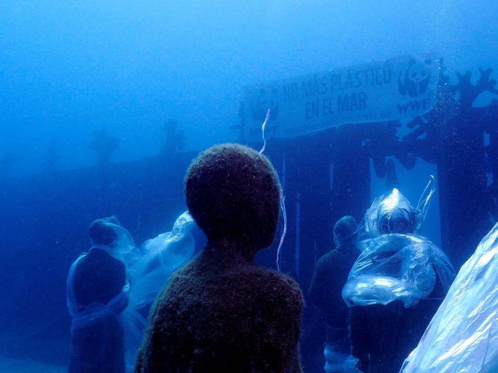 Protesta subacuática en Lanzarote para denunciar la contaminación por plástico en los océanos.